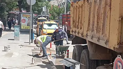 Cumhuriyet Caddesi'nde kaldırım onarım çalışmaları