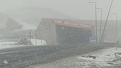 Karabet Geçidi'nde lapa lapa kar yağdı