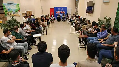 Vali Çelik, kütüphanede gençlerle bir araya geldi