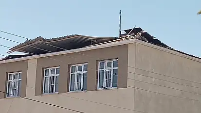 Van'da fırtına okulun çatısını uçurdu
