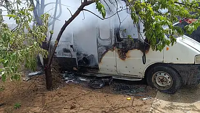 Van'da park halindeki minibüs yandı