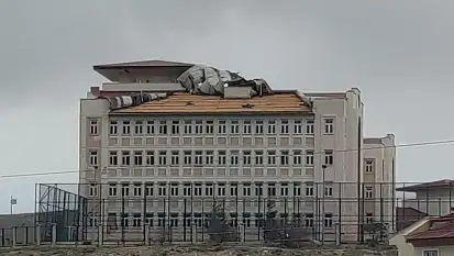 Van'da şiddetli fırtına çatıları uçurdu