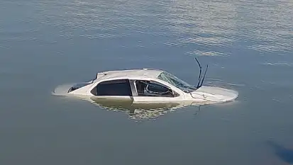 Van'da virajı alamayan otomobil göle uçtu