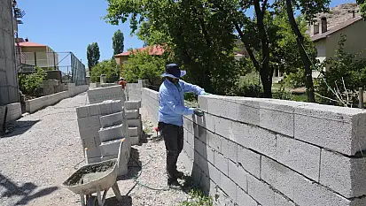 Van'da zarar gören duvarlar onarıldı
