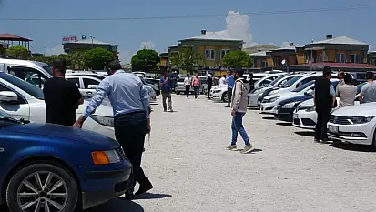 Van'daki oto pazarı satıcılarla doldu