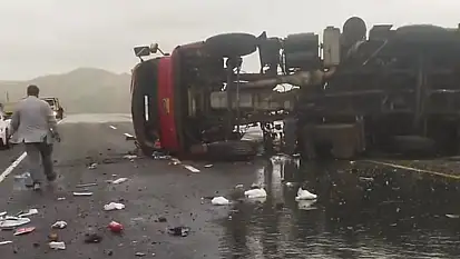 Van-Hakkari karayolunda tır devrildi: 2 yaralı
