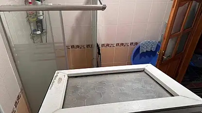 Camı kırıp eve girdi, yaşlı kadının ağzını bantlayıp altınları çaldı