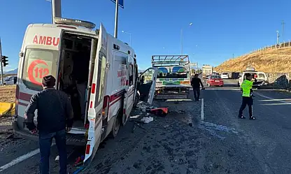 Ambulans kamyonetle çarpıştı