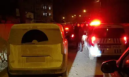 'Dur' ihtarına uymayan sürücü kaçarken park halindeki araçlara çarptı