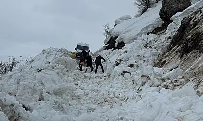 Hakkari'de öğrenci servisi çığda kaldı
