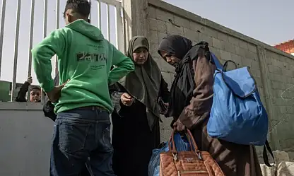 Refah'ın çift yönlü açılışının ilk gününde 12 kişi Mısır'a geçti
