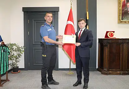 Başkale Kaymakamı Erdoğan'dan polis memurlarına başarı belgesi