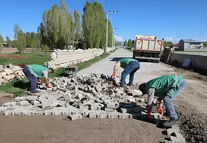 Çelebibağı Mahallesi'nde parke taşı çalışmaları
