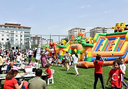 'Eğlence Tırı' 23 Nisan'da depremzede çocukların yüzünü güldürdü