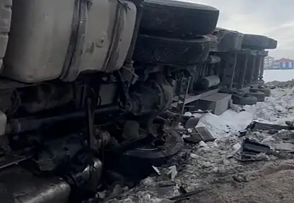 Erciş'te tır şarampole yuvarlandı