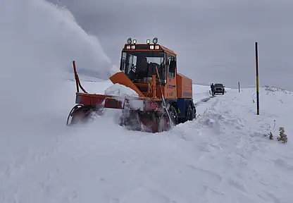 Muradiye'de karla mücadele aralıksız sürüyor