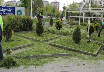 Öğretmen Okulu Parkı'nda çim biçme çalışması