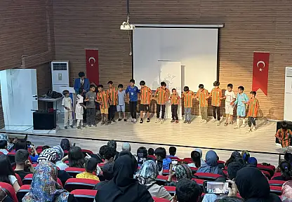 Özalp'ta meddah gösterisi vatandaşlardan ilgi gördü