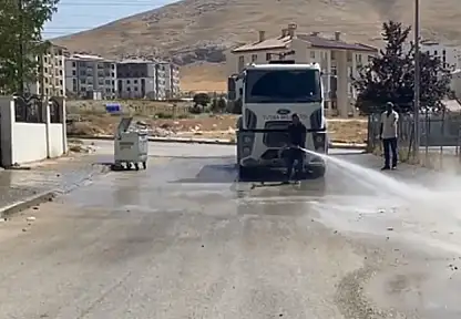 Van'da okul bahçelerinde temizlik çalışması