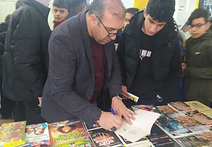 Vanlı yazar Yaşar Adıyaman, Ankara Pursaklar Kitap Fuarı'nda okurlarıyla buluştu