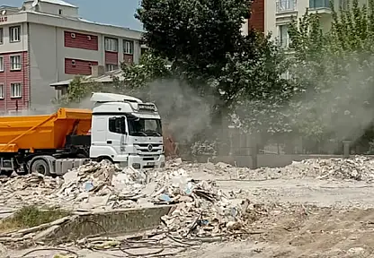 Vatandaşlardan ilkel yıkım tepkisi: Mahalle toz bulutu altında kaldı