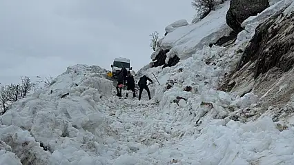Hakkari'de öğrenci servisi çığda kaldı