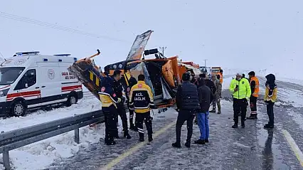 Van'da Karayollarına ait iş makinesi kaza yaptı: 1 ölü, 1 ağır yaralı