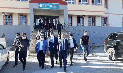 Kaymakam Dinç ve Başkan Ensari'den okul ziyareti