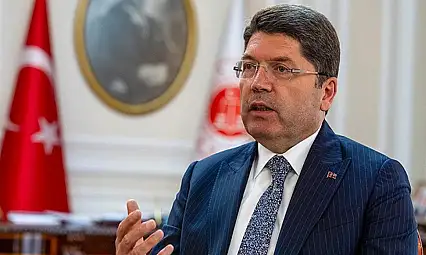 Bakan Tunç: Bayrak indirme olayıyla ilgili 14 kişi gözaltına alındı
