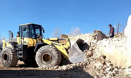 Başkale'de metruk yapılar yıkılıyor