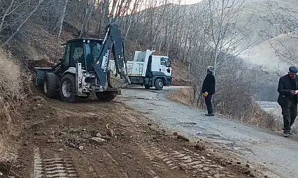 Çatak Belediyesi Alacayer Mahallesi yolunu genişletti