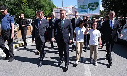 Çevrene İyi Bak: Plastik Kirliliği İle Mücadele  yürüyüşü