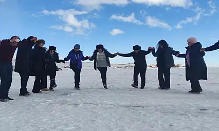 Çıldır Gölü buz tuttu, turistler halayla ısındı
