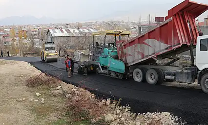 Edremit Belediyesi asfalt çalışmalarını sürdürüyor