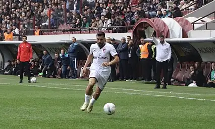 Elazığsporlu Burhan'ın ön çapraz bağı koptu, sezonu kapattı