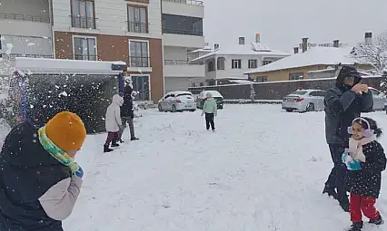 Erciş'te vatandaşların kar sevinci