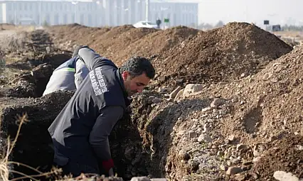 Erzurum'da kış öncesi mezar hazırlığı