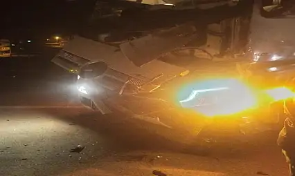 Hakkari'de tır ile minibüs çarpıştı: 1 yaralı