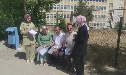 Kızlarıyla birlikte sınava girdiler