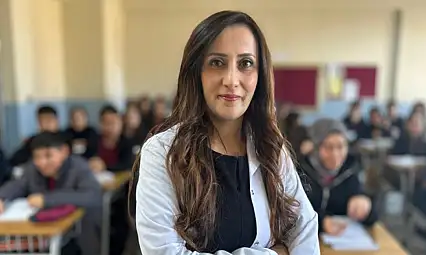 Koreceyi kendi çabasıyla öğrenen Vanlı öğretmen öğrencilerine ilham oluyor