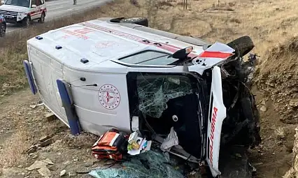 Muş'ta ambulans devrildi: 3 yaralı
