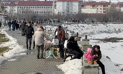 Pazar günü Van Gölü sahili'nde bahar yoğunluğu