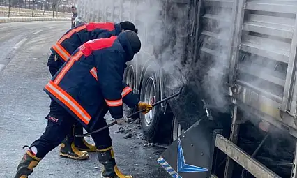 Van'da seyir halindeki tırın lastikleri yandı