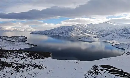 Van Gölü'nün masmavi suları karla buluştu