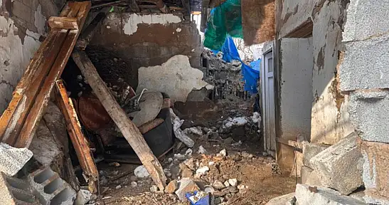 Hakkari'de bir evin üzerine kaya düştü