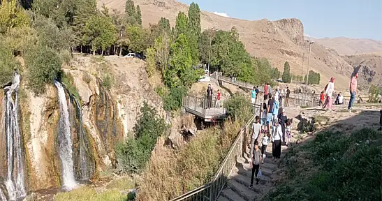 Yerli ve yabancı turistlerden Muradiye Şelalesi'ne yoğun ilgi
