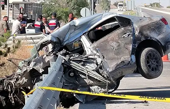 Facia gibi kaza! Otomobil bariyerlere saplandı