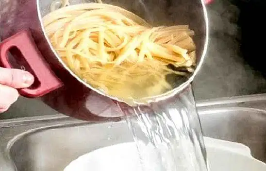 Makarnanın suyunu dökerek çok büyük hata yapıyorsunuz... Daha önce hiç böyle denememiştiniz. İşte sırrı..