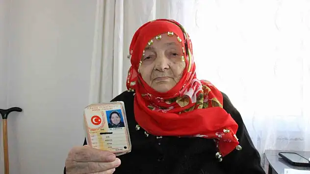 102 yaşında yeni kimliğine kavuştu