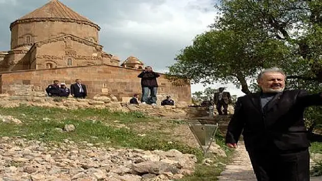 PATRİK ATAŞYAN:DUALARIMIZ VAN İÇİN